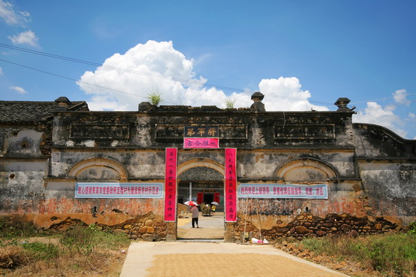 该村距武宣县城29公里,镇府所在地5公里,距离3a级景区百崖大峡谷9公里